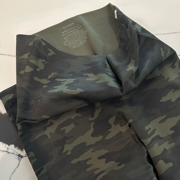 SPANX Green Camo Leggings - Picture 1 of 2